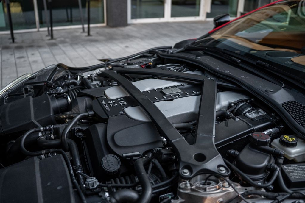 Aston Martin DBS 2023