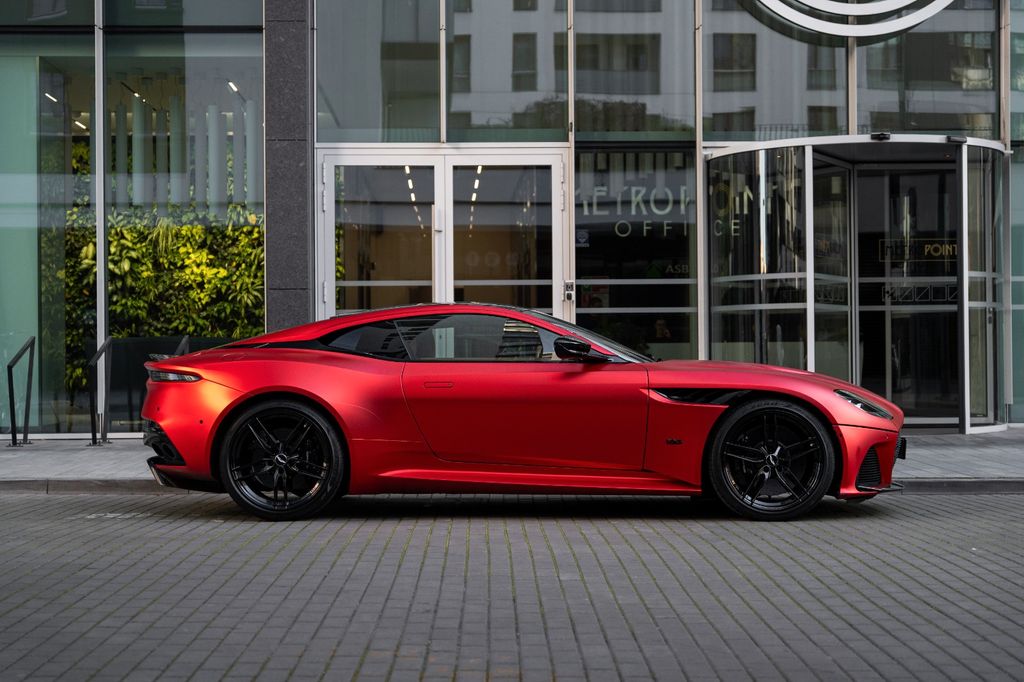 Aston Martin DBS 2023