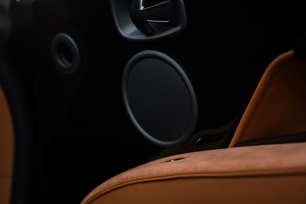 Aston Martin DBS 2023