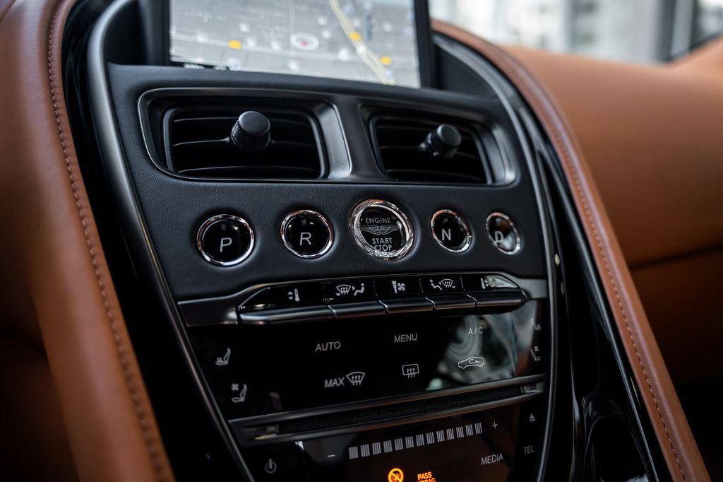 Aston Martin DBS 2023