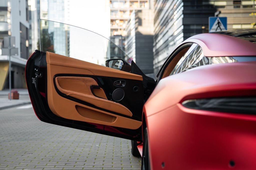 Aston Martin DBS 2023