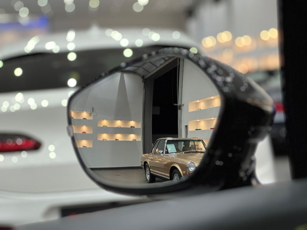 Aston Martin DBX 2025