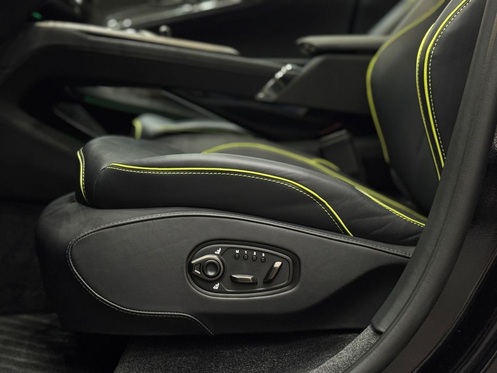 Aston Martin DBX 2025