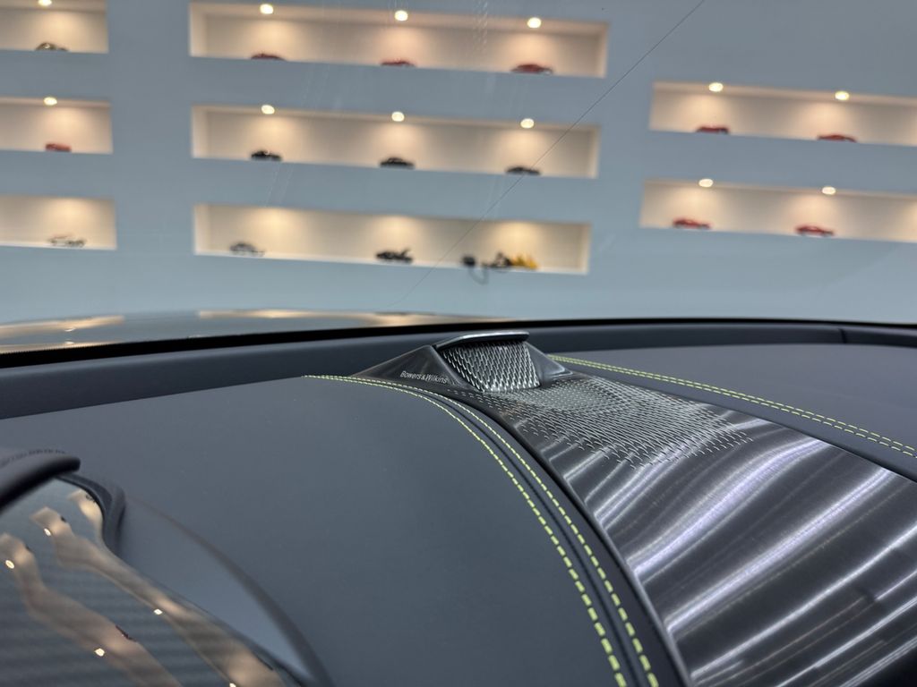 Aston Martin DBX 2025