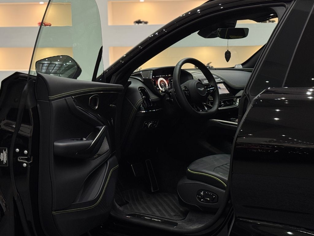 Aston Martin DBX 2025