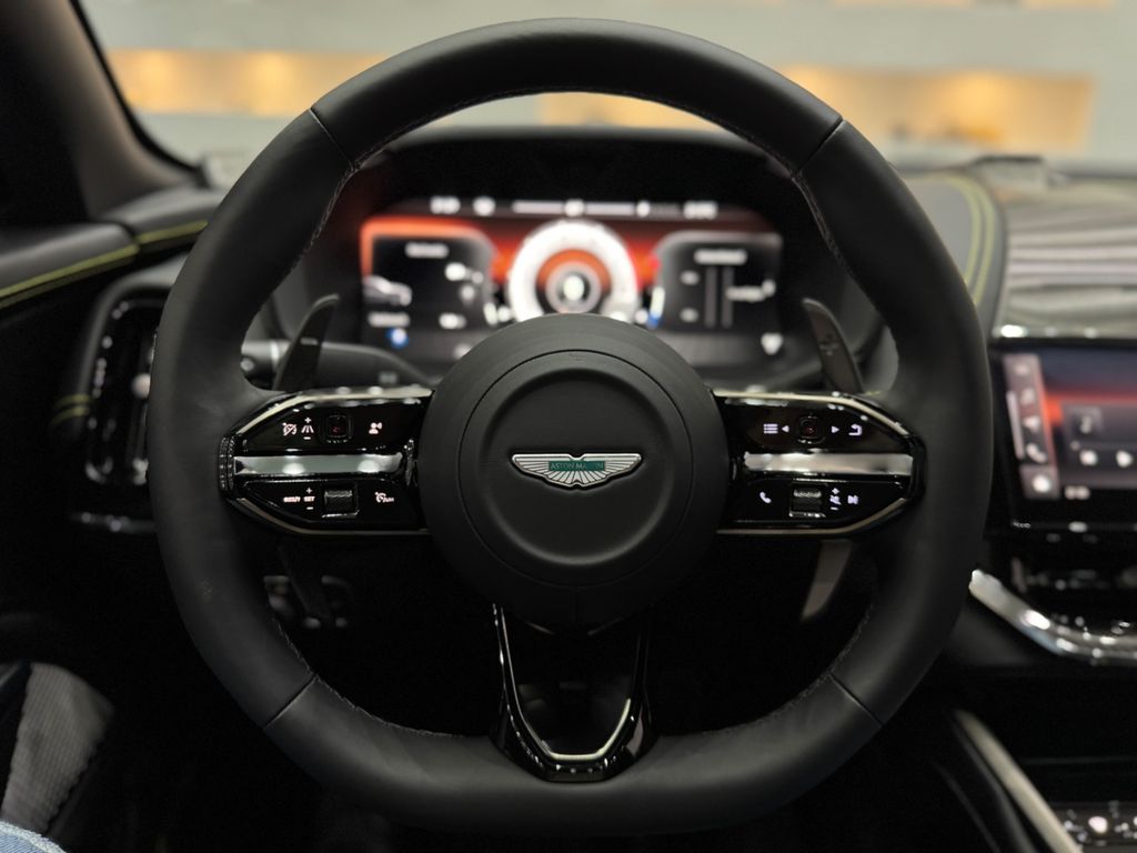 Aston Martin DBX 2025