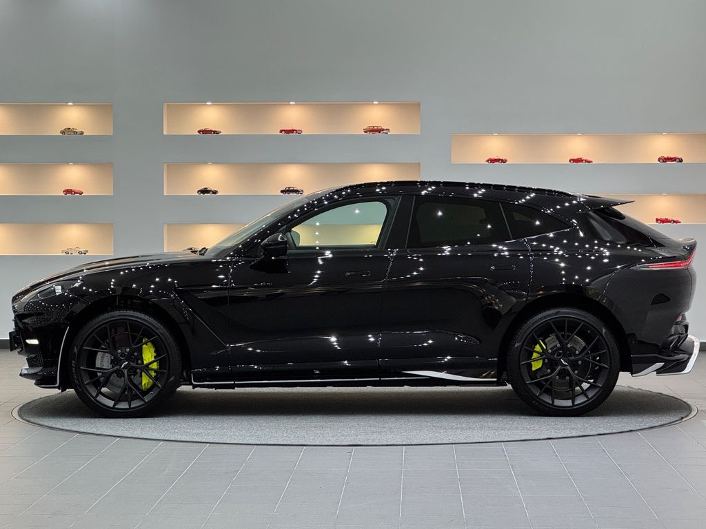 Aston Martin DBX 2025