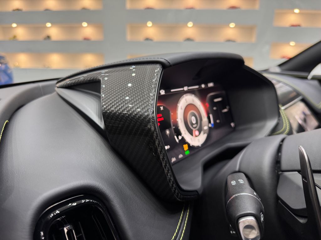 Aston Martin DBX 2025