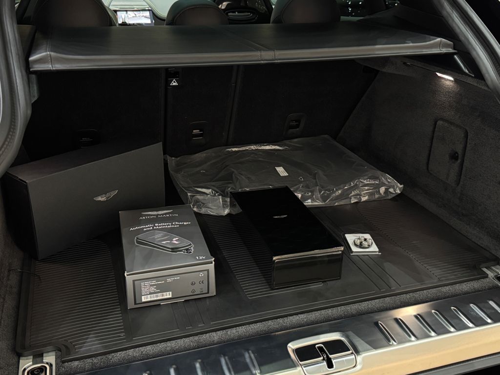 Aston Martin DBX 2025