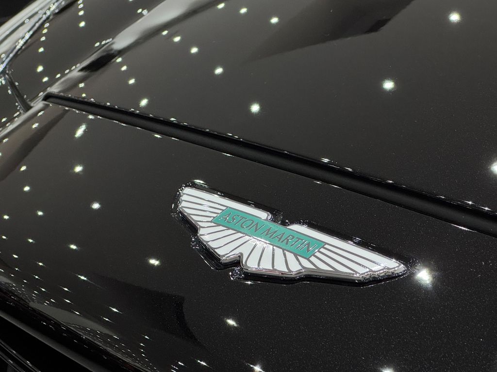 Aston Martin DBX 2025