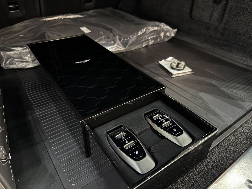 Aston Martin DBX 2025