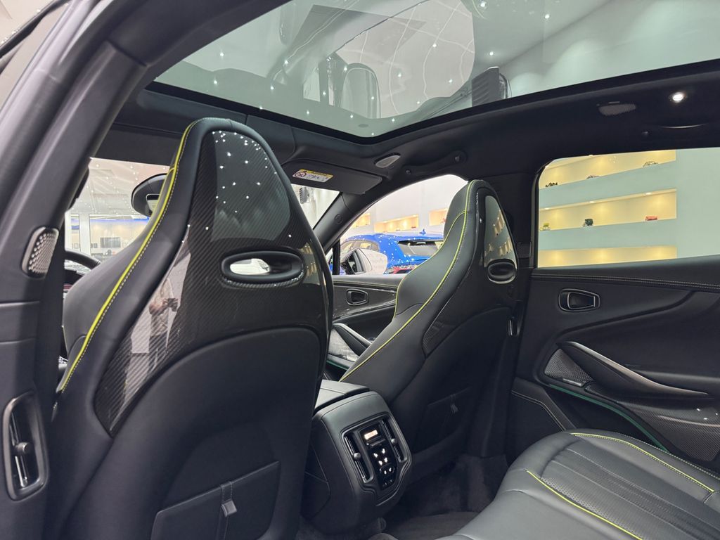 Aston Martin DBX 2025