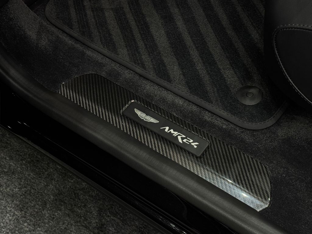 Aston Martin DBX 2025