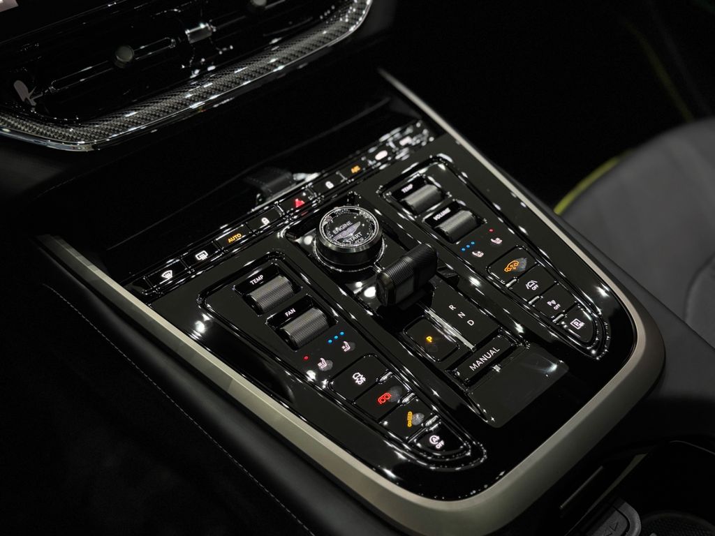 Aston Martin DBX 2025