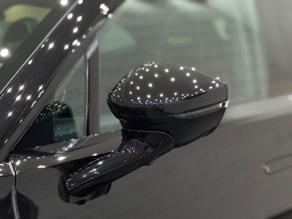 Aston Martin DBX 2025