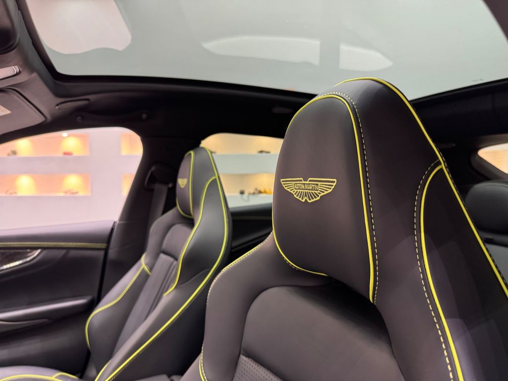 Aston Martin DBX 2025