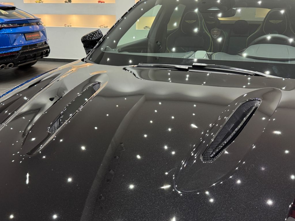 Aston Martin DBX 2025