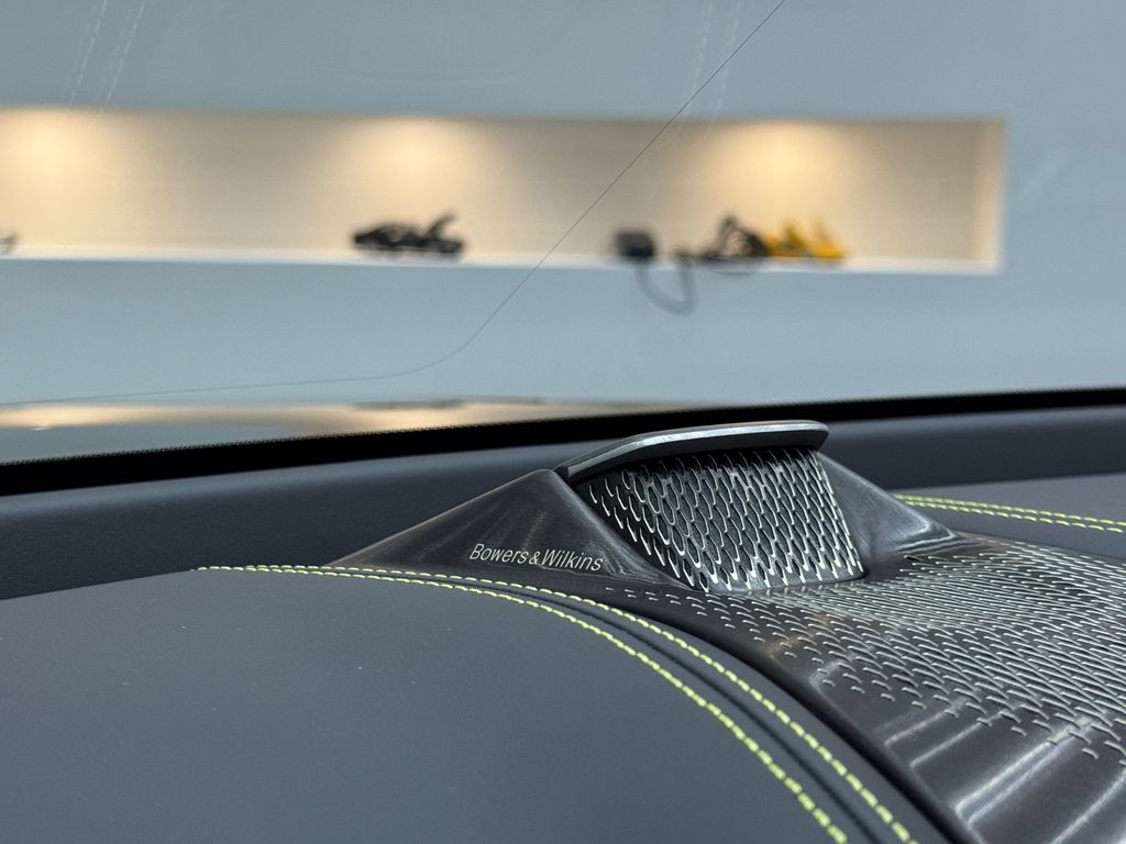 Aston Martin DBX 2025