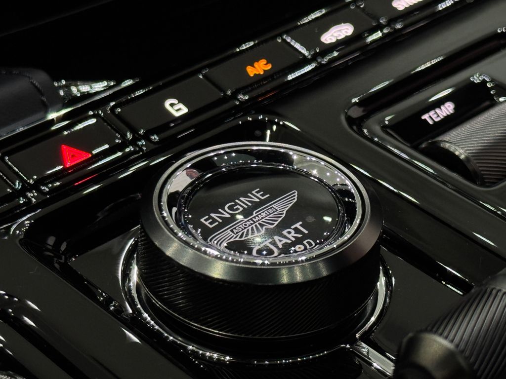 Aston Martin DBX 2025