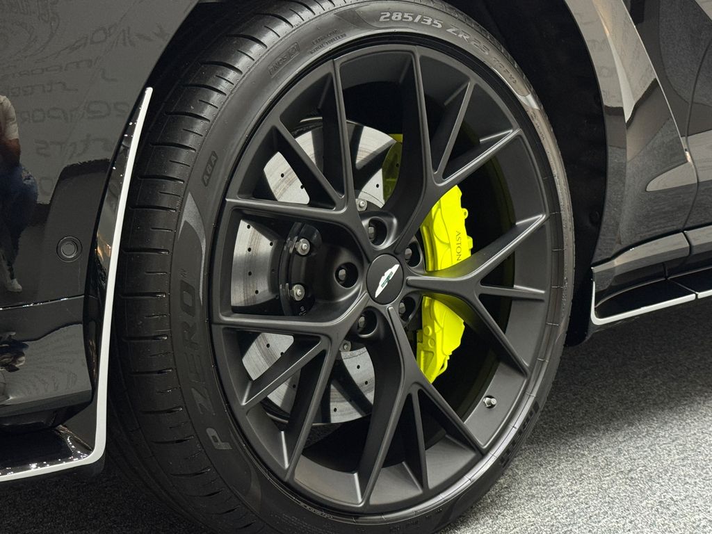 Aston Martin DBX 2025