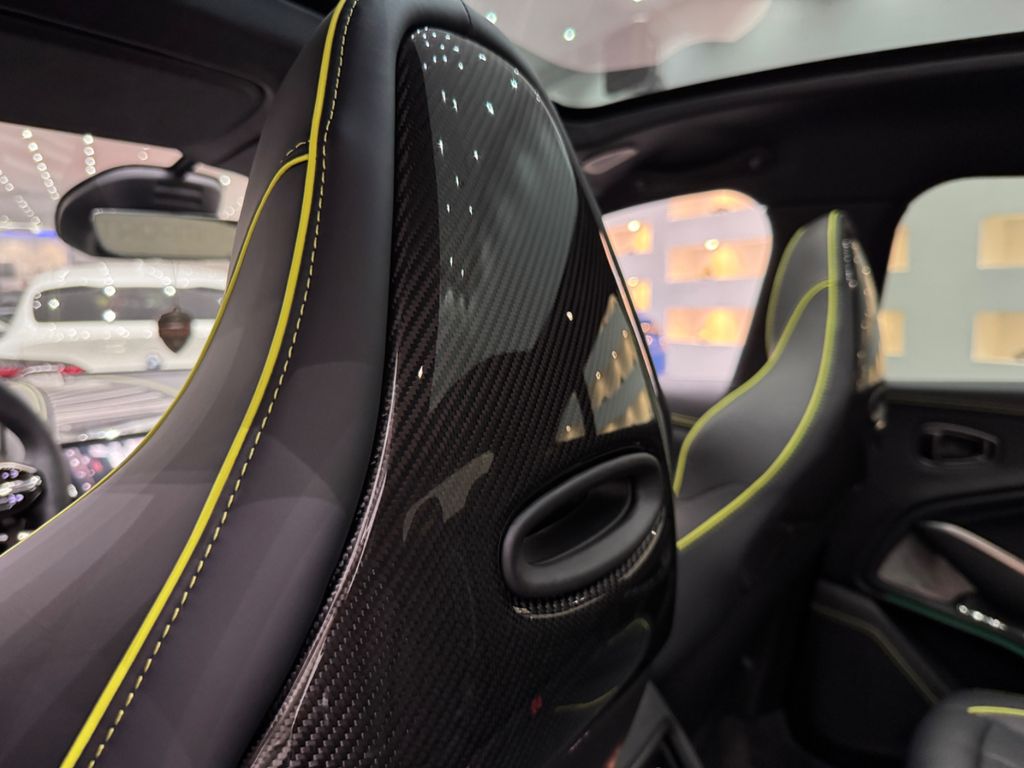 Aston Martin DBX 2025