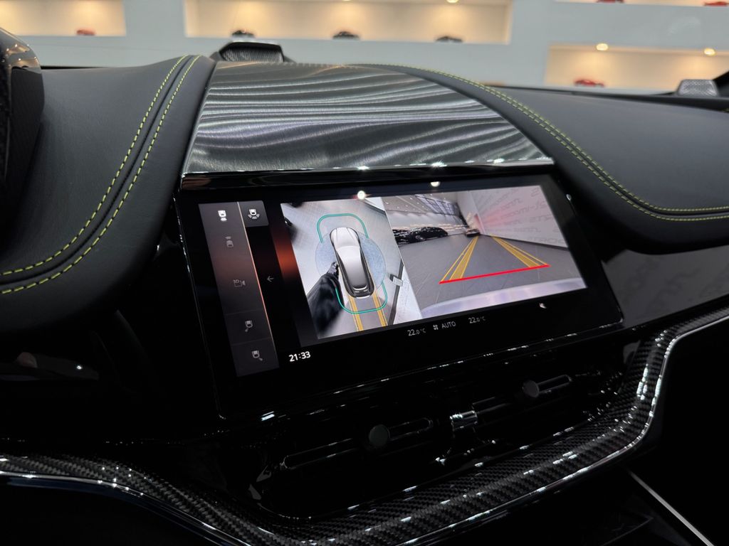 Aston Martin DBX 2025