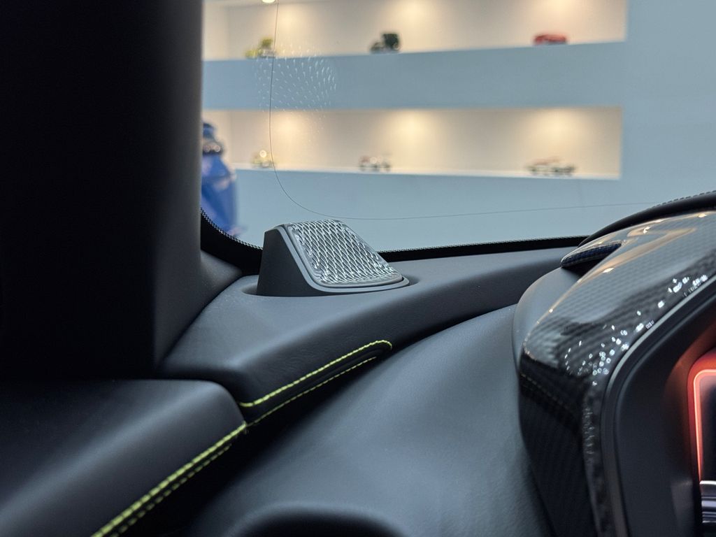 Aston Martin DBX 2025