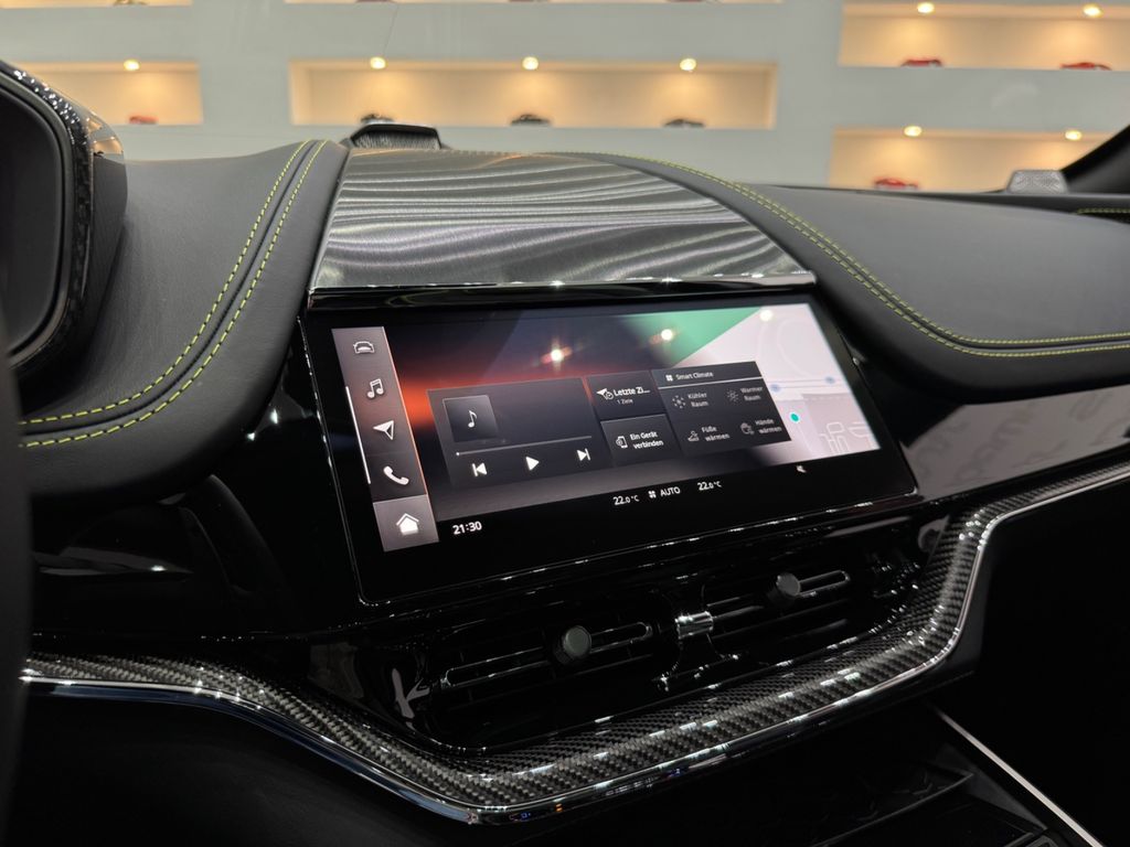 Aston Martin DBX 2025