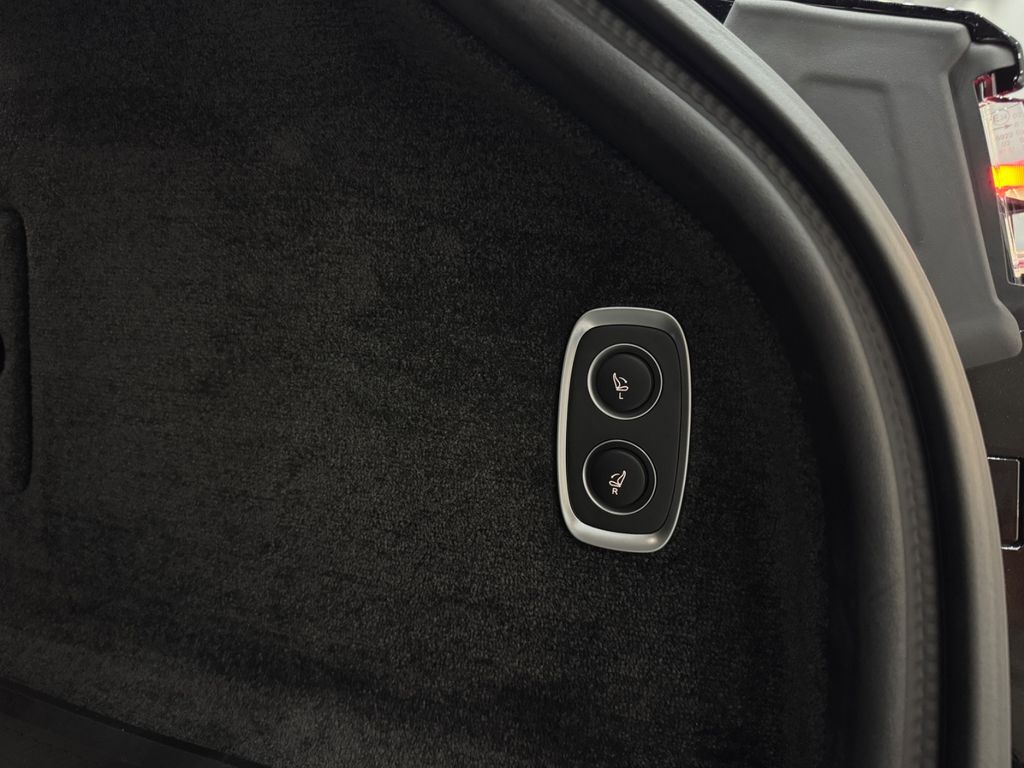 Aston Martin DBX 2025