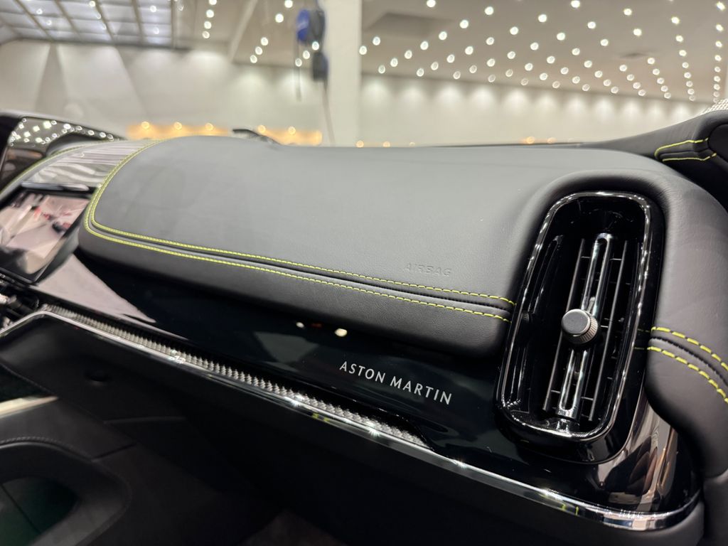 Aston Martin DBX 2025