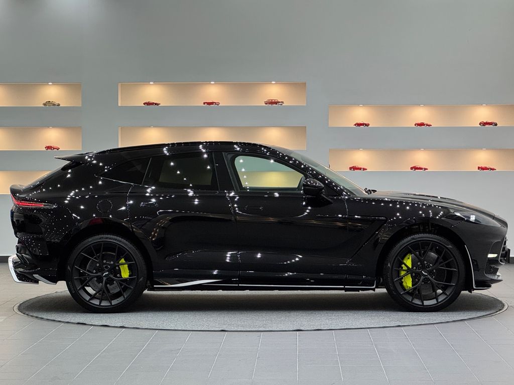 Aston Martin DBX 2025