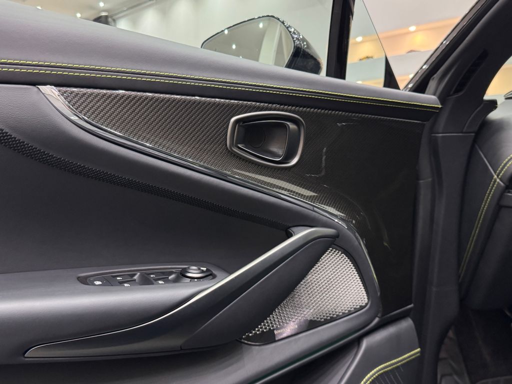 Aston Martin DBX 2025