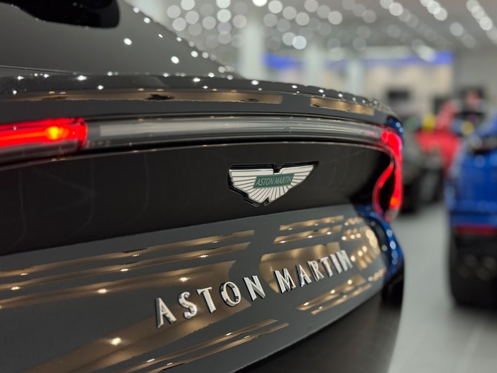 Aston Martin DBX 2025