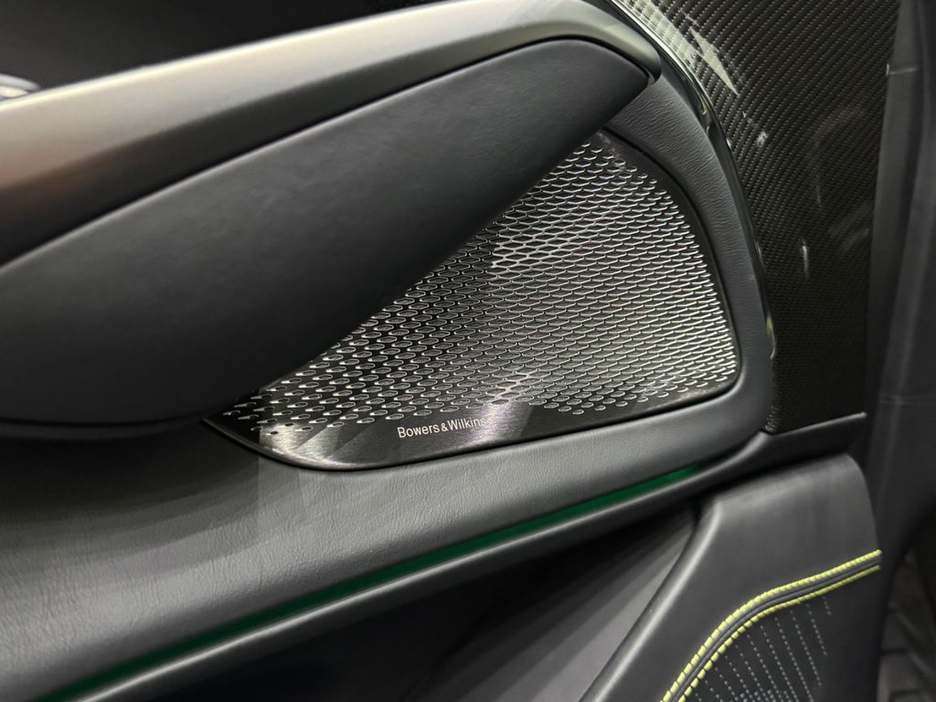 Aston Martin DBX 2025