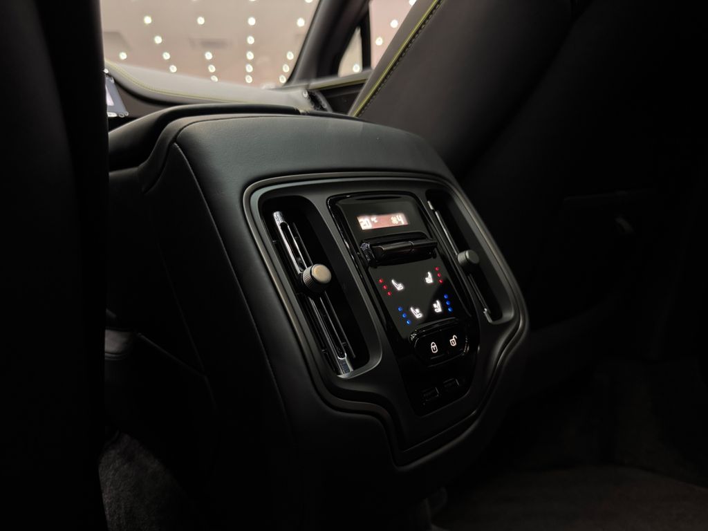 Aston Martin DBX 2025