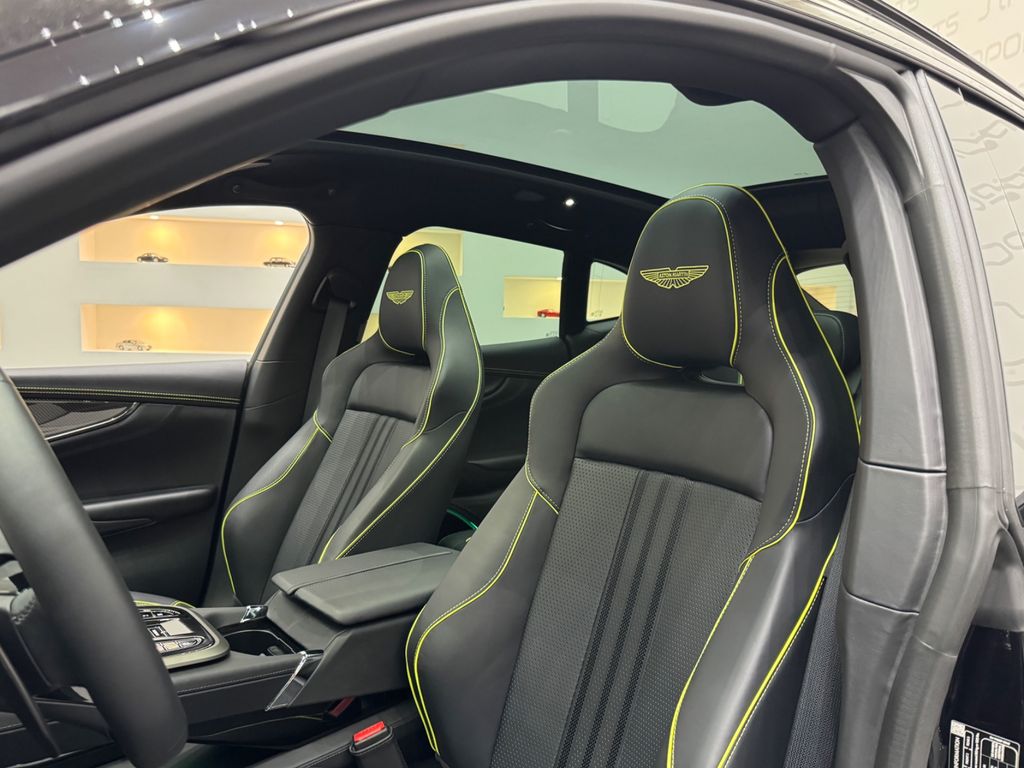 Aston Martin DBX 2025