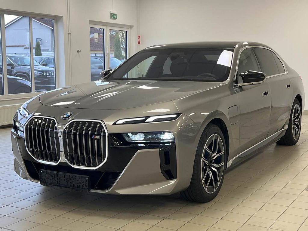 BMW 760 2023