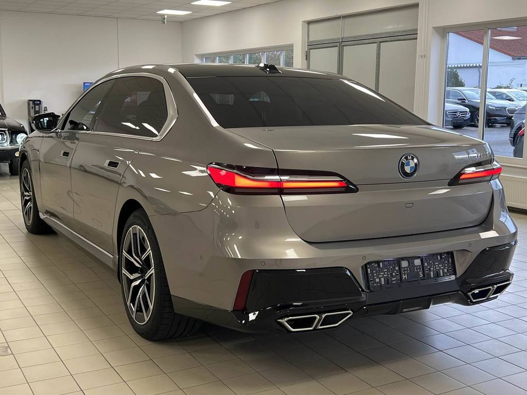 BMW 760 2023