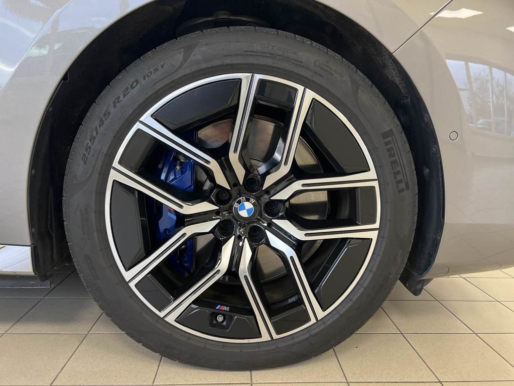 BMW 760 2023