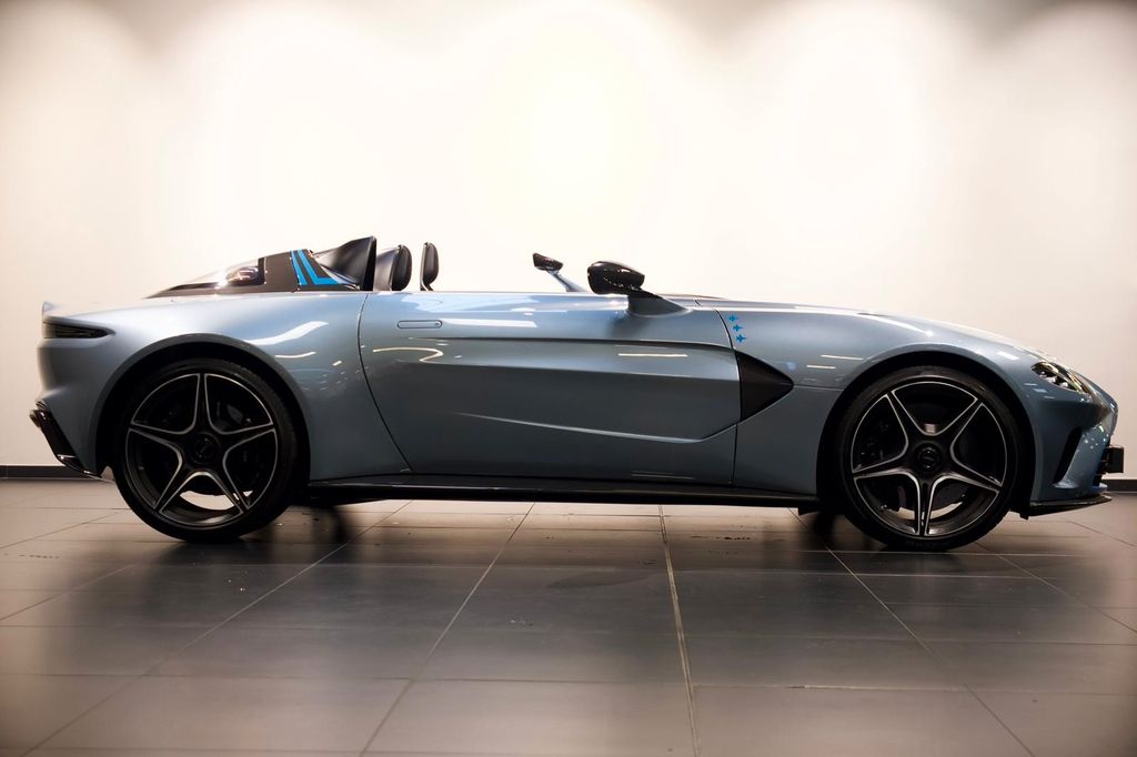 Aston Martin V12 Vantage 2022