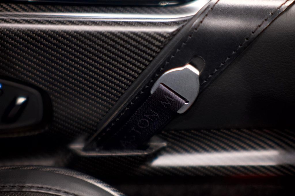 Aston Martin V12 Vantage 2022
