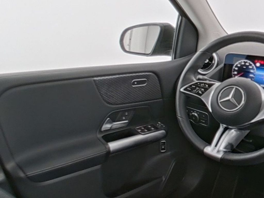 Mercedes-Benz B 220 2025