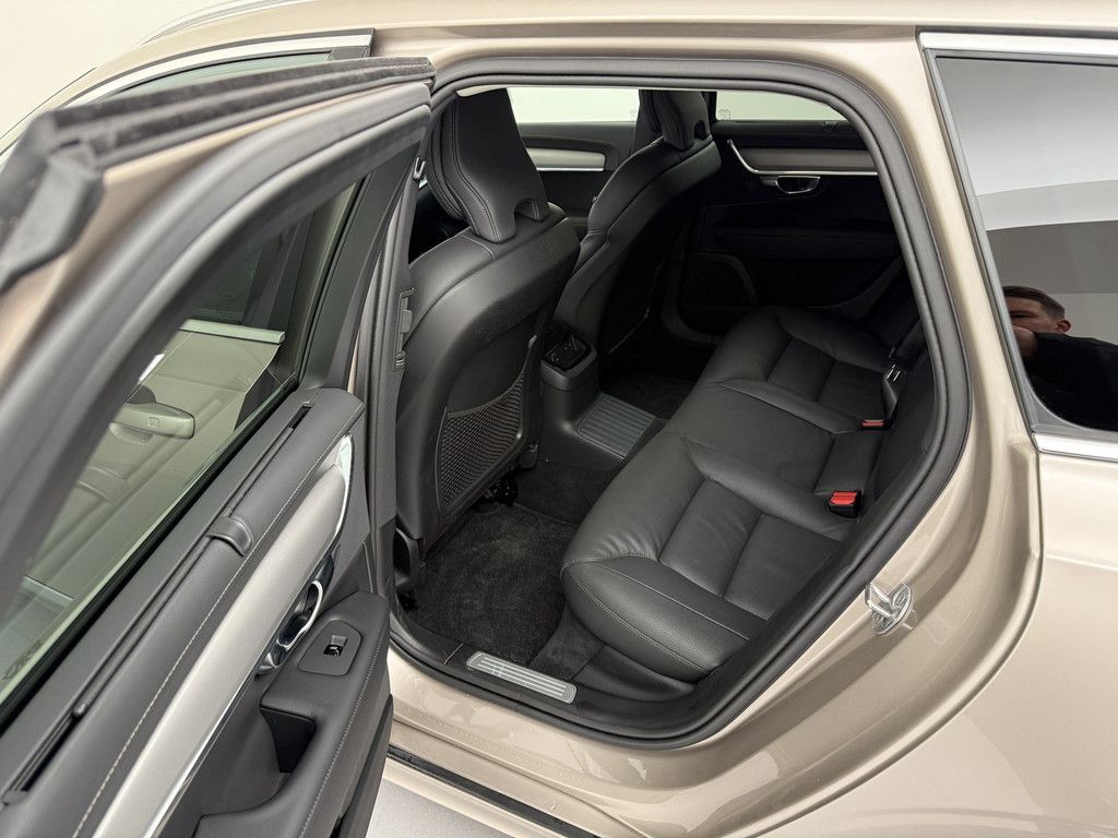 Volvo V90 2025