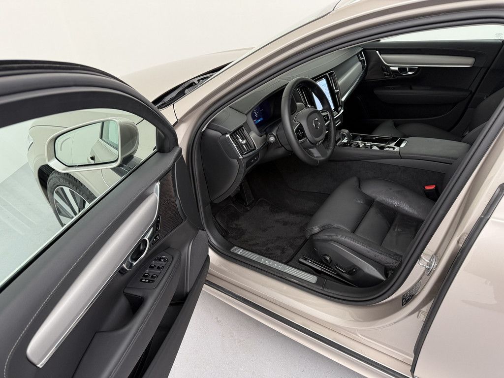 Volvo V90 2025