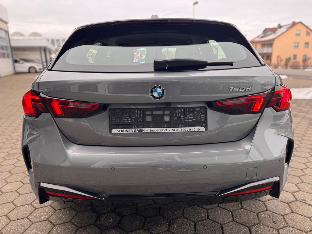 BMW 120 2025