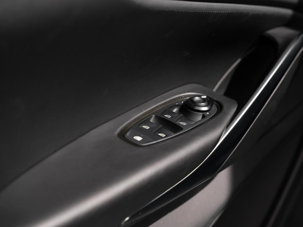 Aston Martin DBX 2021
