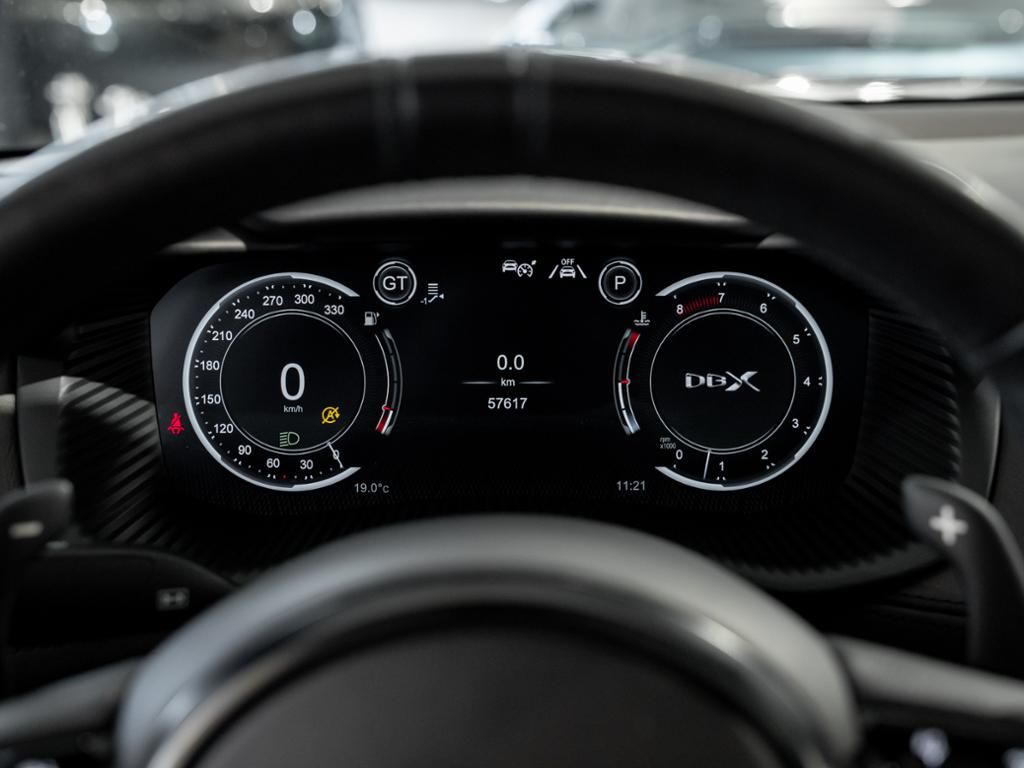 Aston Martin DBX 2021