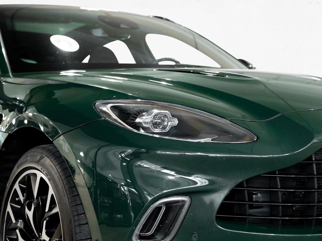 Aston Martin DBX 2021