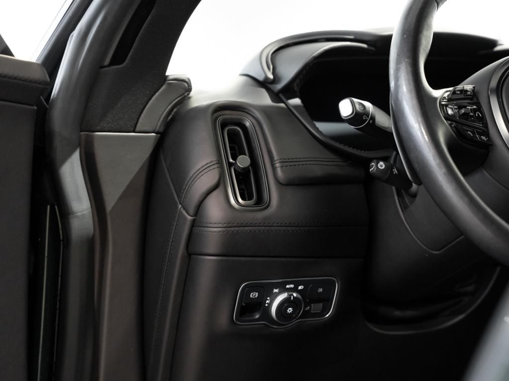 Aston Martin DBX 2021