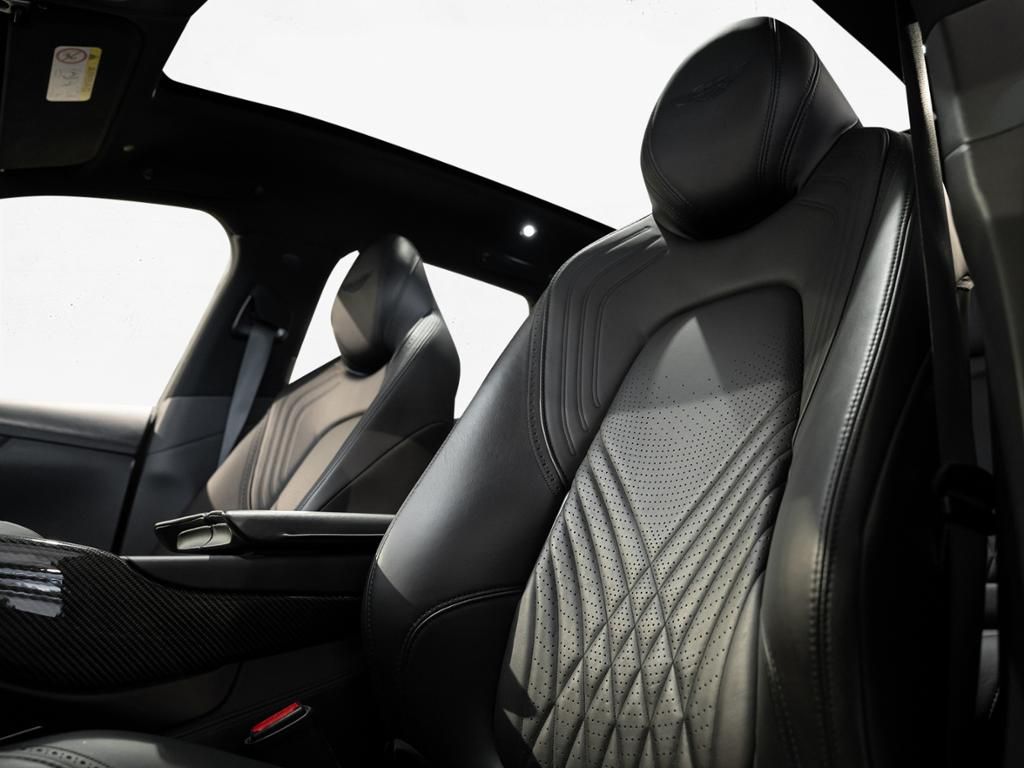 Aston Martin DBX 2021